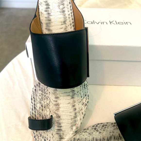 Calvin Klein toe ring sandal in muted snakeskin - Picture 2 of 5